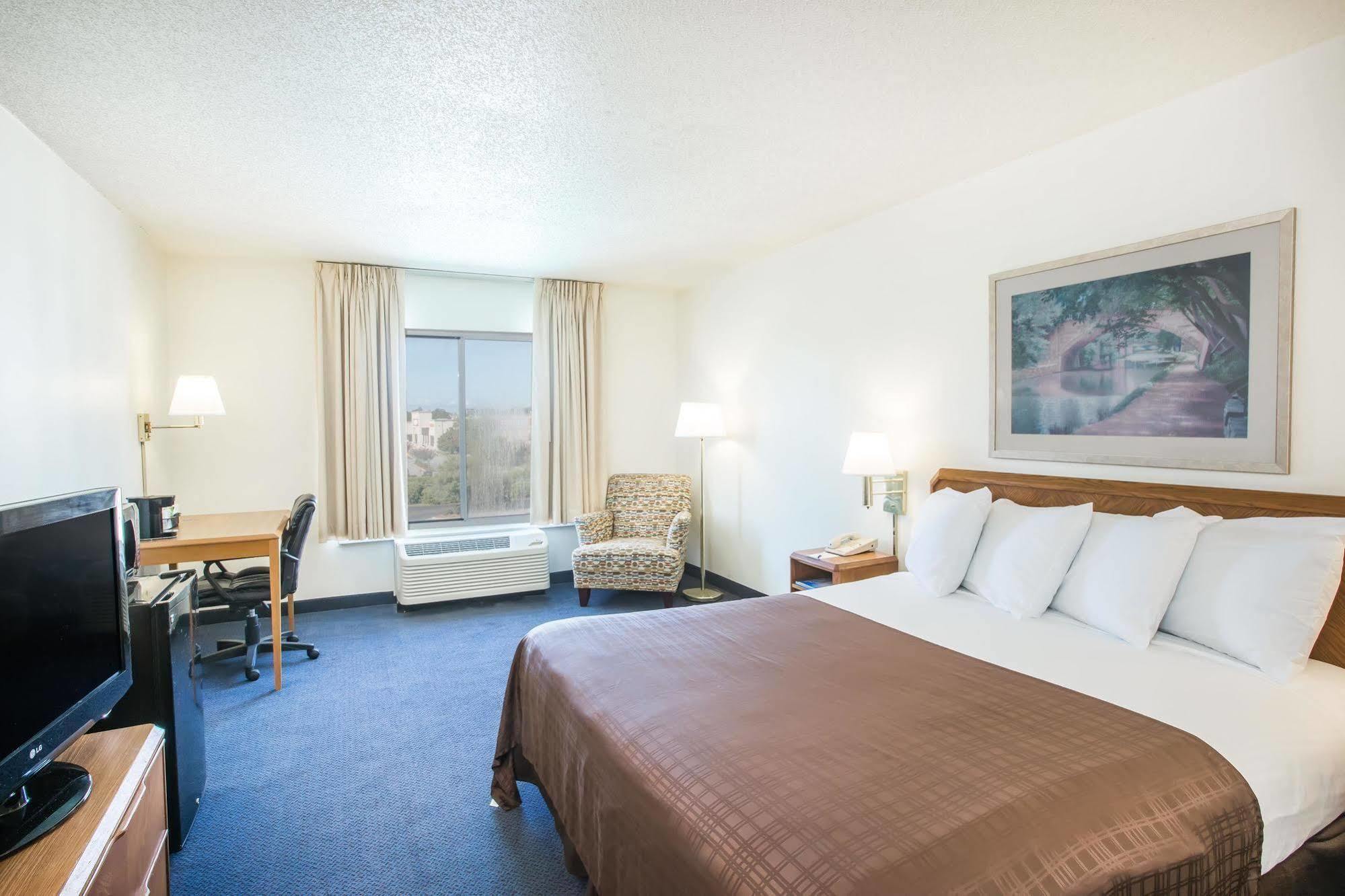 Baymont By Wyndham Wilmington Hotel Exterior photo