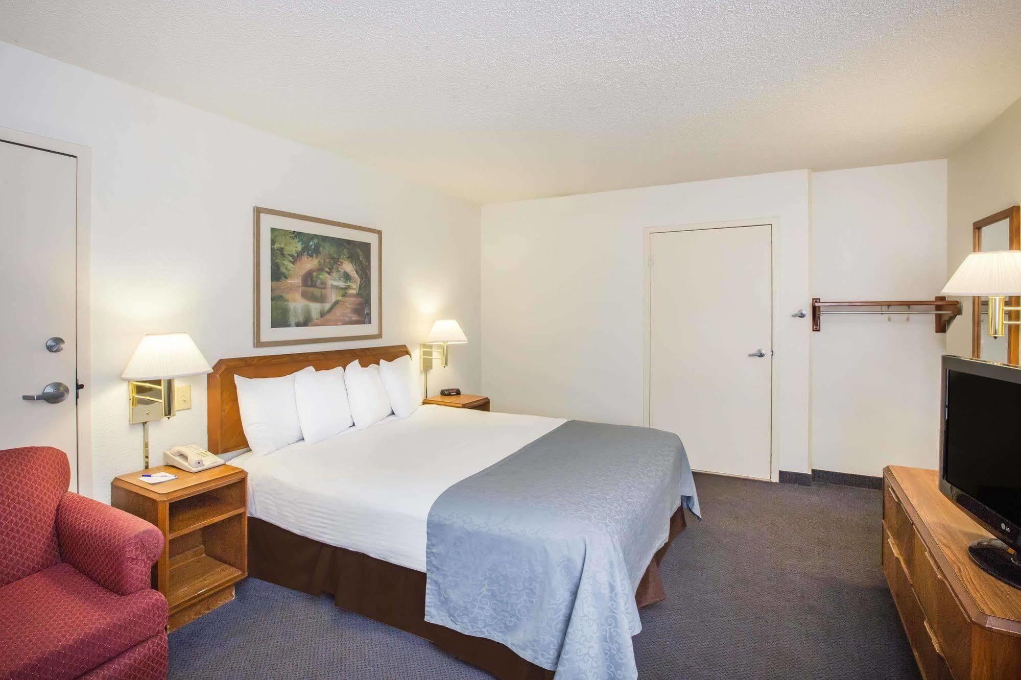 Baymont By Wyndham Wilmington Hotel Exterior photo