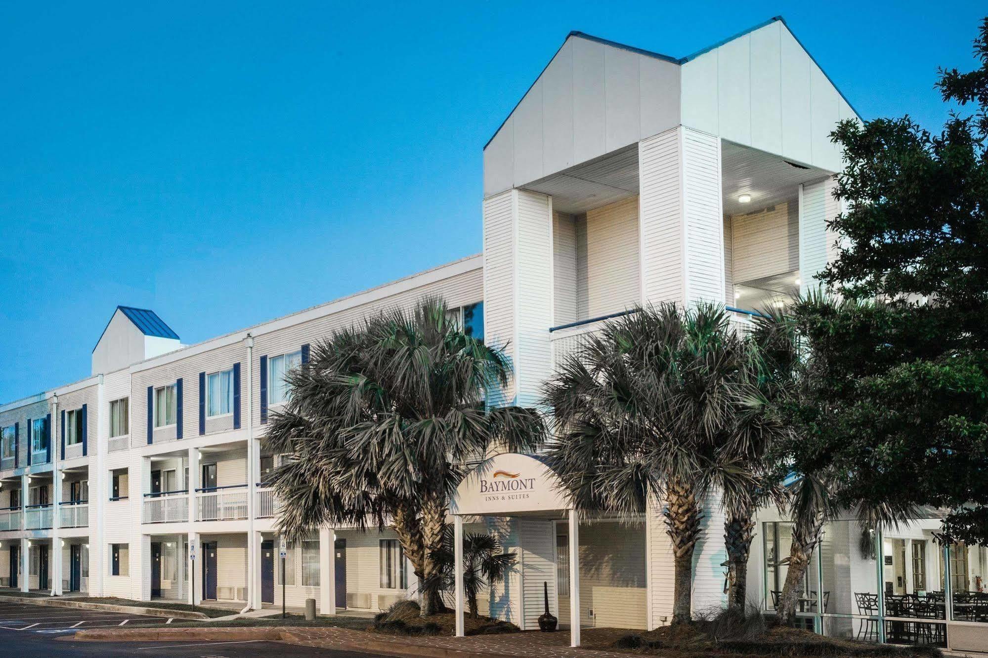 Baymont By Wyndham Wilmington Hotel Exterior photo