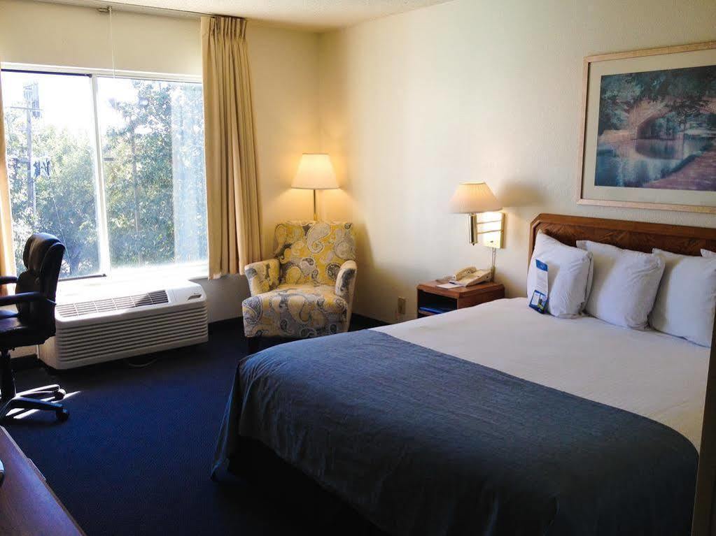 Baymont By Wyndham Wilmington Hotel Exterior photo