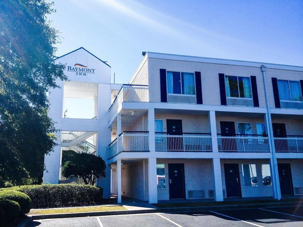 Baymont By Wyndham Wilmington Hotel Exterior photo
